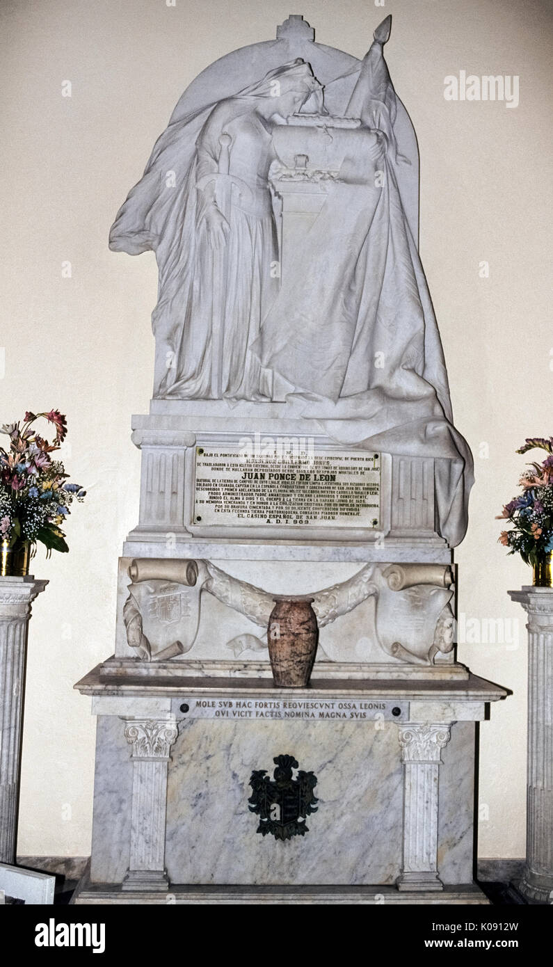 Das marmorne Grabmal des berühmten spanischen Conquistador Juan Ponce de Leon ist in der Kathedrale von San Juan Bautista im historischen alten San Juan in Puerto Rico (PR), ein gemeindefreies Gebiet der Vereinigten Staaten in der Karibik. Der Explorer starb in Kuba im Jahr 1521 von Wunden während dem Kampf gegen Indianer während seiner zweiten Reise nach Florida erhalten, aber sein Körper war nach Puerto Rico übertragen, die er für Spanien im Jahre 1508 erobert hatte. Seine sterblichen Überreste wurden ursprünglich in der Kirche von San Jose entombed bis zum Dom 1908 verschoben wird. Puerto Rico drittgrößte Stadt, Ponce, ist für den Abenteurer namens Stockfoto