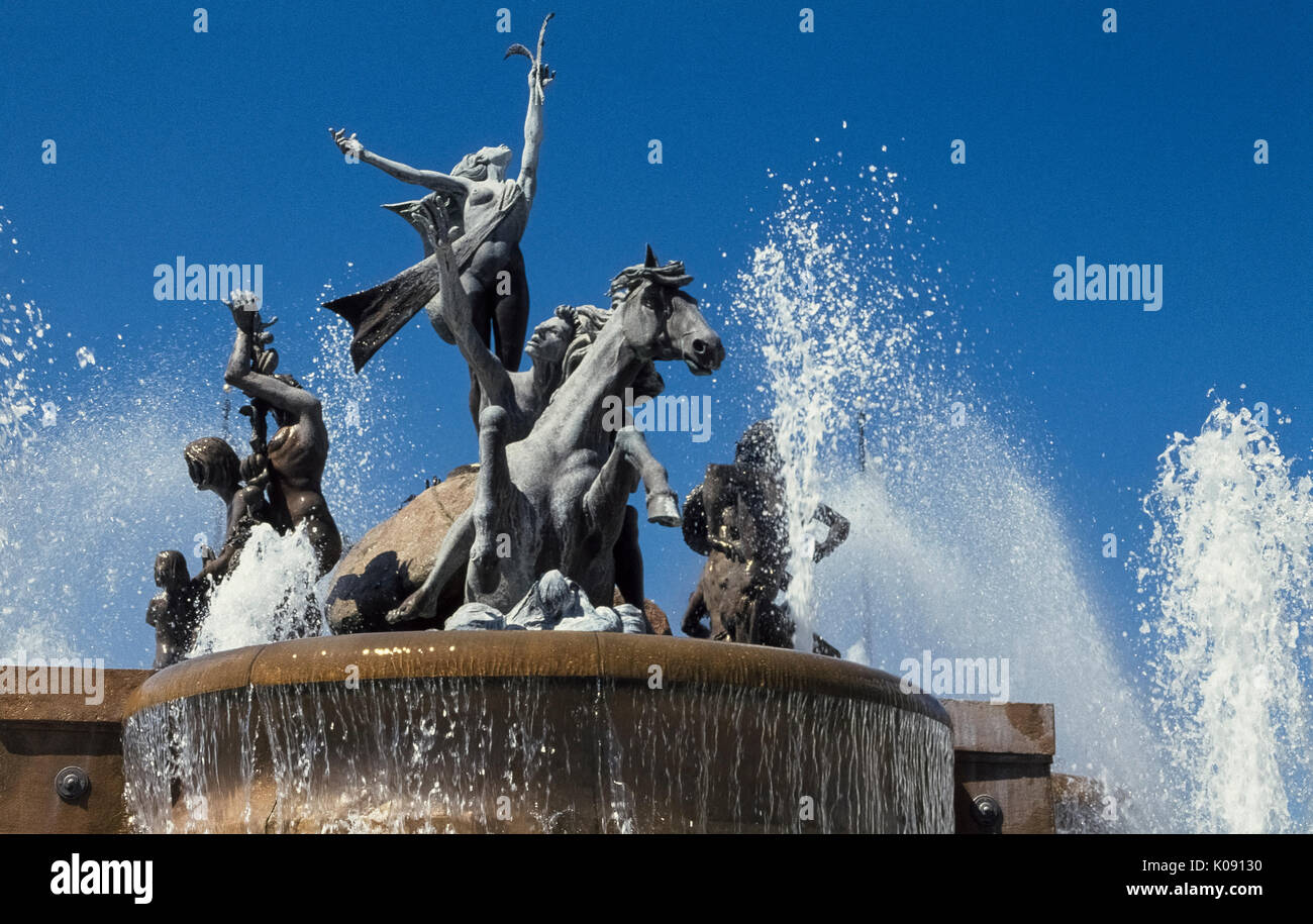 Die beeindruckende Raices (Wurzeln) Brunnen zeigt die reiche kulturelle Vielfalt und das kulturelle Erbe der Menschen in Puerto Rico (PR), ein gemeindefreies Gebiet der Vereinigten Staaten in der Karibik. Spanische Bildhauer Luis Sanguino erstellt die Bronzefiguren für dieses Denkmal 1992, dem 500. Jahrestag der Entdeckung von Amerika gedenkt. Der Brunnen liegt am Ende des Paseo de la Princese Promenade in der Altstadt von San Juan, Puerto Rico (PR), ein gemeindefreies Gebiet der Vereinigten Staaten in der Karibik. Stockfoto