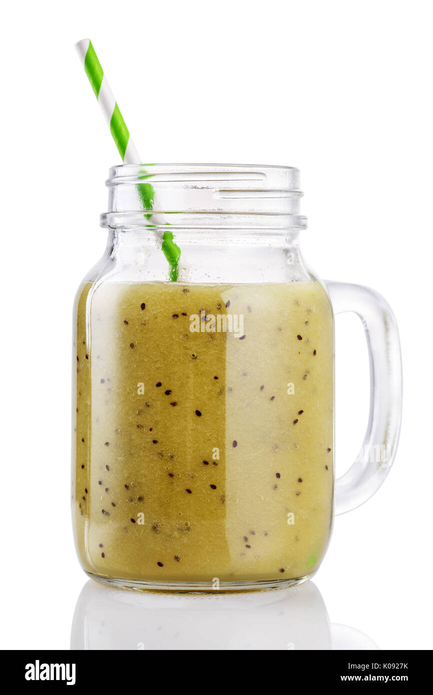 Smoothies, Kiwi, Sellerie und Apfel in einem Glas auf weißem Hintergrund. Frisch Getränk aus Früchten und Gemüse im Glas zubereitet Stockfoto