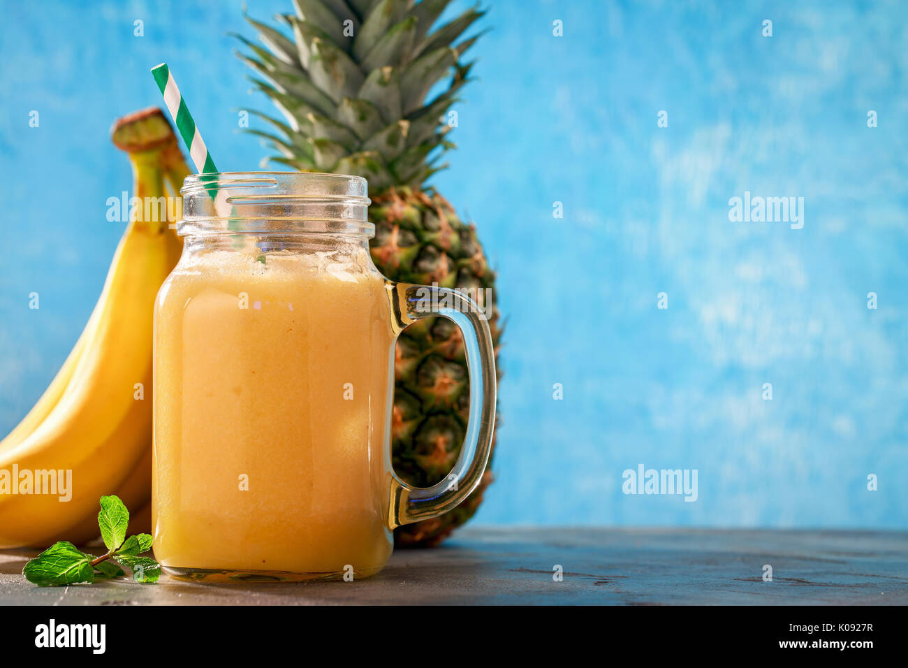 Smoothies von Ananas, Banane und Orange im Glas. Frisch trinken mit Platz für Text vorbereitet Stockfoto