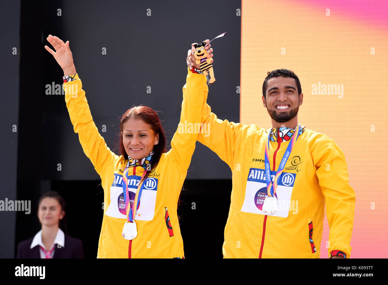 Maritza Arango Buitrago Silber guide Jonathan Gonzalez bei der Siegerehrung für die T11 1500 m an der Welt Para Leichtathletik WM, London Stockfoto