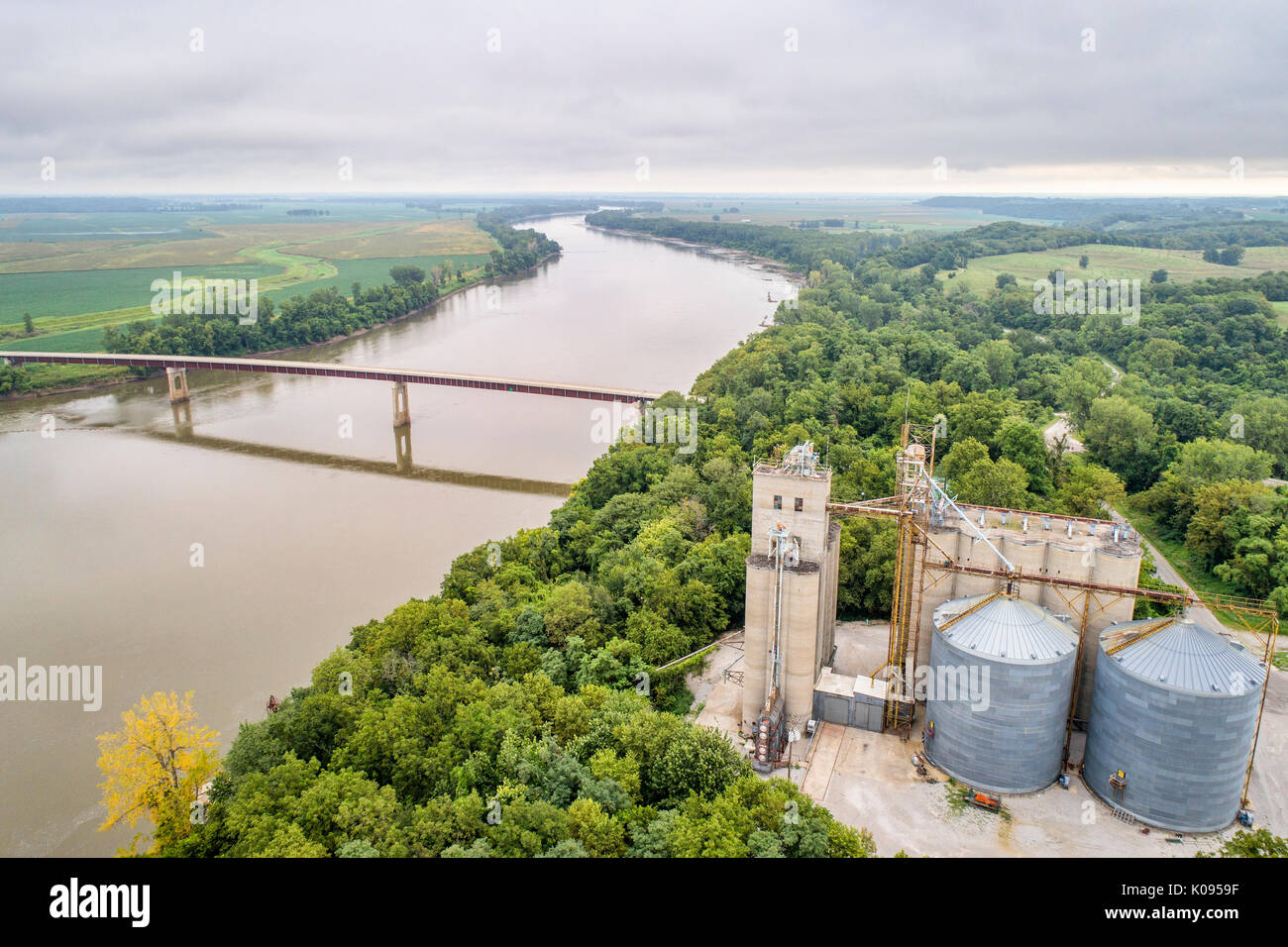 Missouri River in Miami, MO mit eine Autobahnbrücke und Getreidespeicher - Luftbild Stockfoto