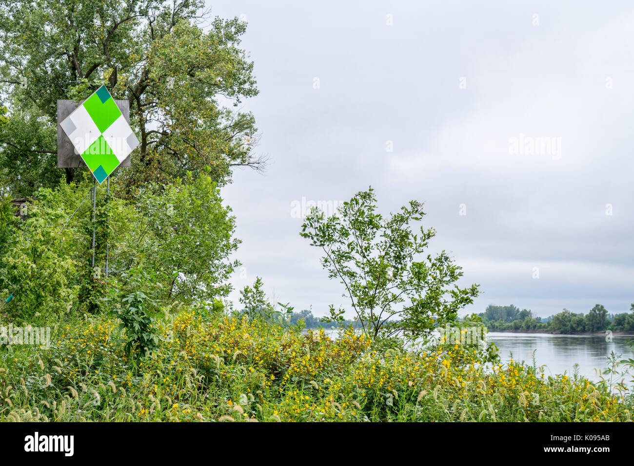 Grüne Navigationsleiste auf der rechten Ufer des Missouri River Stockfoto