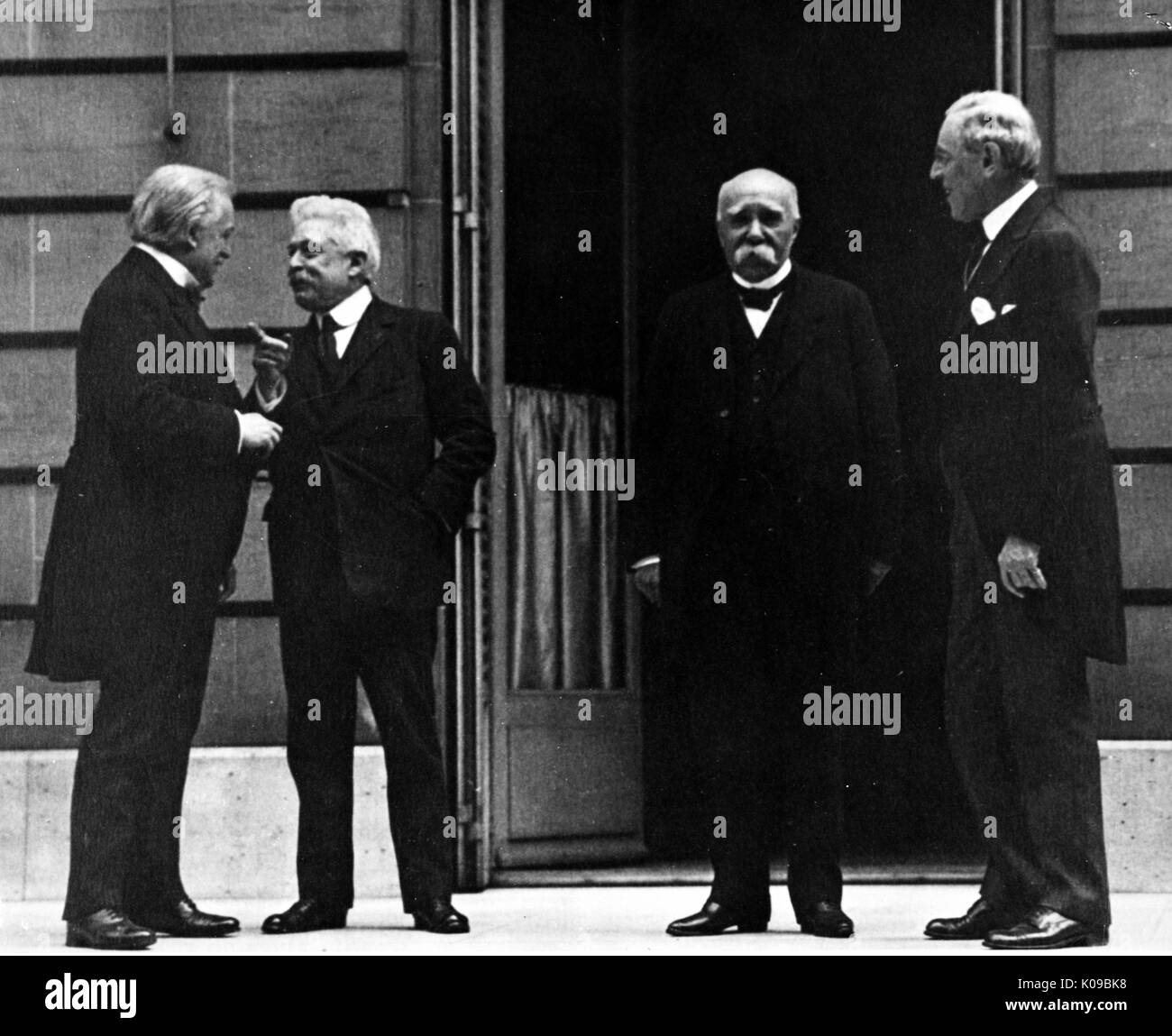 Woodrow Wilson, Präsident der Vereinigten Staaten von März 4, 1913 - März 4, 1921, und drei andere Herren stehen außerhalb eines Gebäudes in voller Anzüge, 1915. Stockfoto