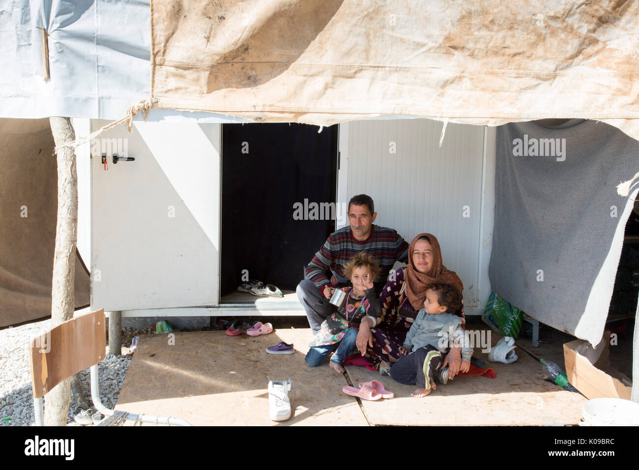 Syrische Flüchtlinge Familie vor ihrer Kabine an Ritsona Flüchtlingslager in Griechenland. Stockfoto