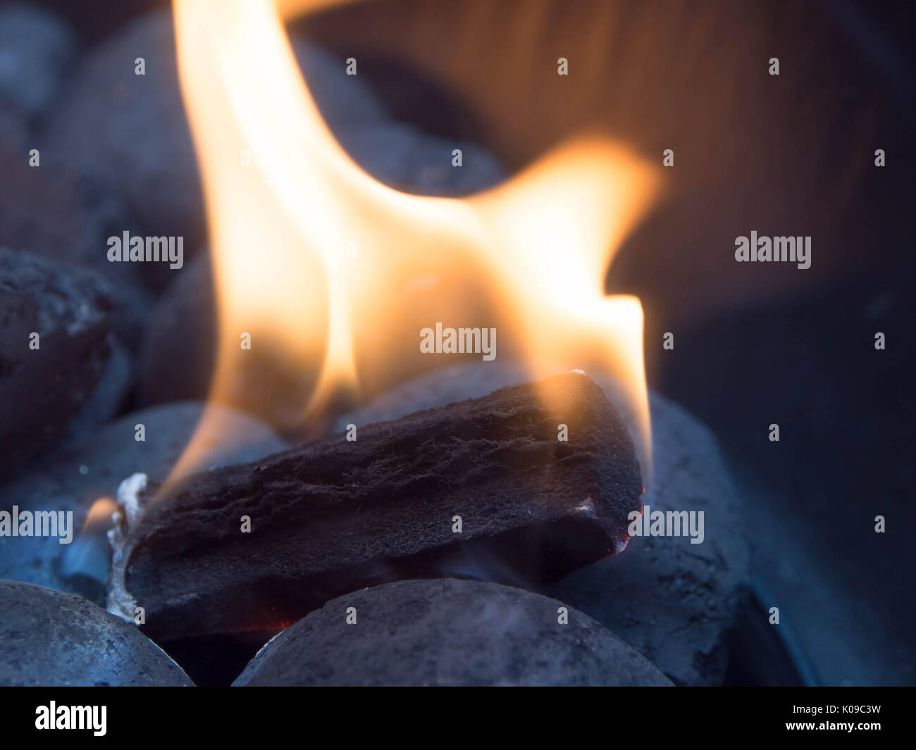 Holzkohle in einem Barbecue mit beleuchteten Feueranzünder Stockfoto