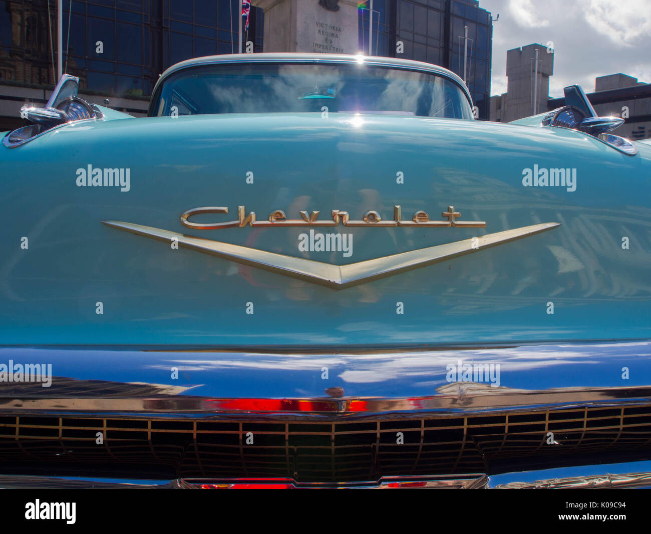 Die vordere Haube und lgo auf einem 1957 Chevrolet Bel Air Limousine mit vier Türen Stockfoto