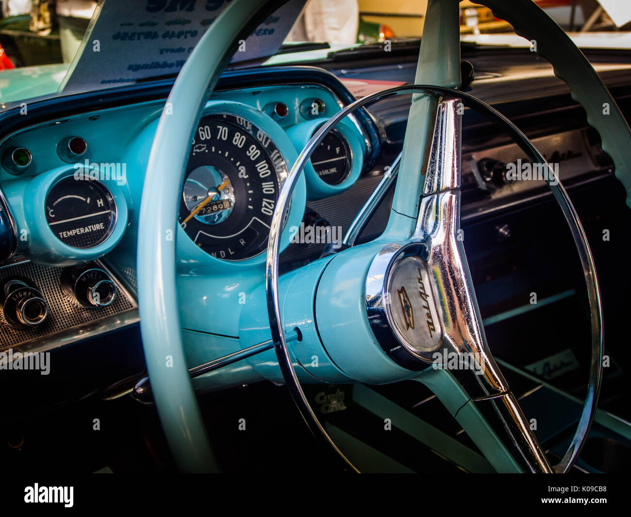 Die vordere innere eines 1957 Chevrolet Bel Air Limousine mit vier Türen Stockfoto