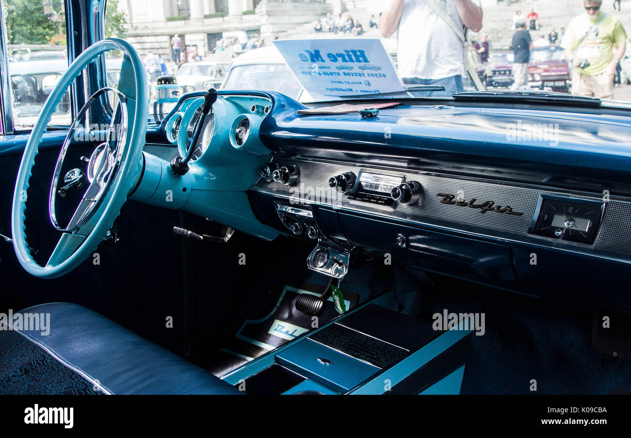 Die vordere innere eines 1957 Chevrolet Bel Air Limousine mit vier Türen Stockfoto