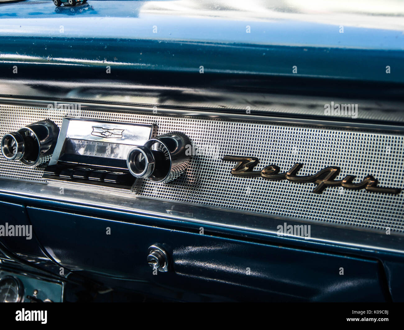 Das Radio in die Vorderseite des 1957 Chevrolet Bel Air Limousine mit vier Türen Stockfoto