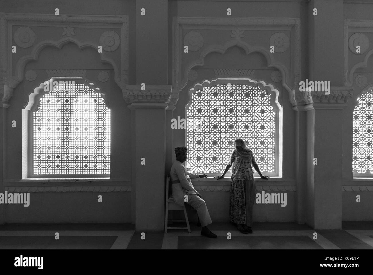JODHPUR, Rajasthan, Indien - MÄRZ 05, 2016: Schwarz/Weiß Bild von Indien Paar in einem schönen Zimmer im Mehrangarh Fort in Jodhpur, die blaue Stadt o Stockfoto