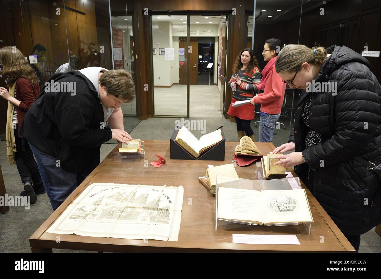 Zwei Studenten nach unten schaut und die Interaktion mit Artefakten, die an einem Tisch, während andere Schüler hinter ihnen sprechen, 11. Februar 2016. Stockfoto