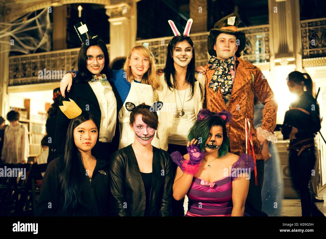 Eine Gruppe von weiblichen Studenten posieren für ein Foto, sie alle sind als Charaktere in der Geschichte "Alice im Wunderland", Halloween an der Johns Hopkins University's George Peabody Library, 2015 bekleidet. Mit freundlicher Genehmigung von Eric Chen. Stockfoto