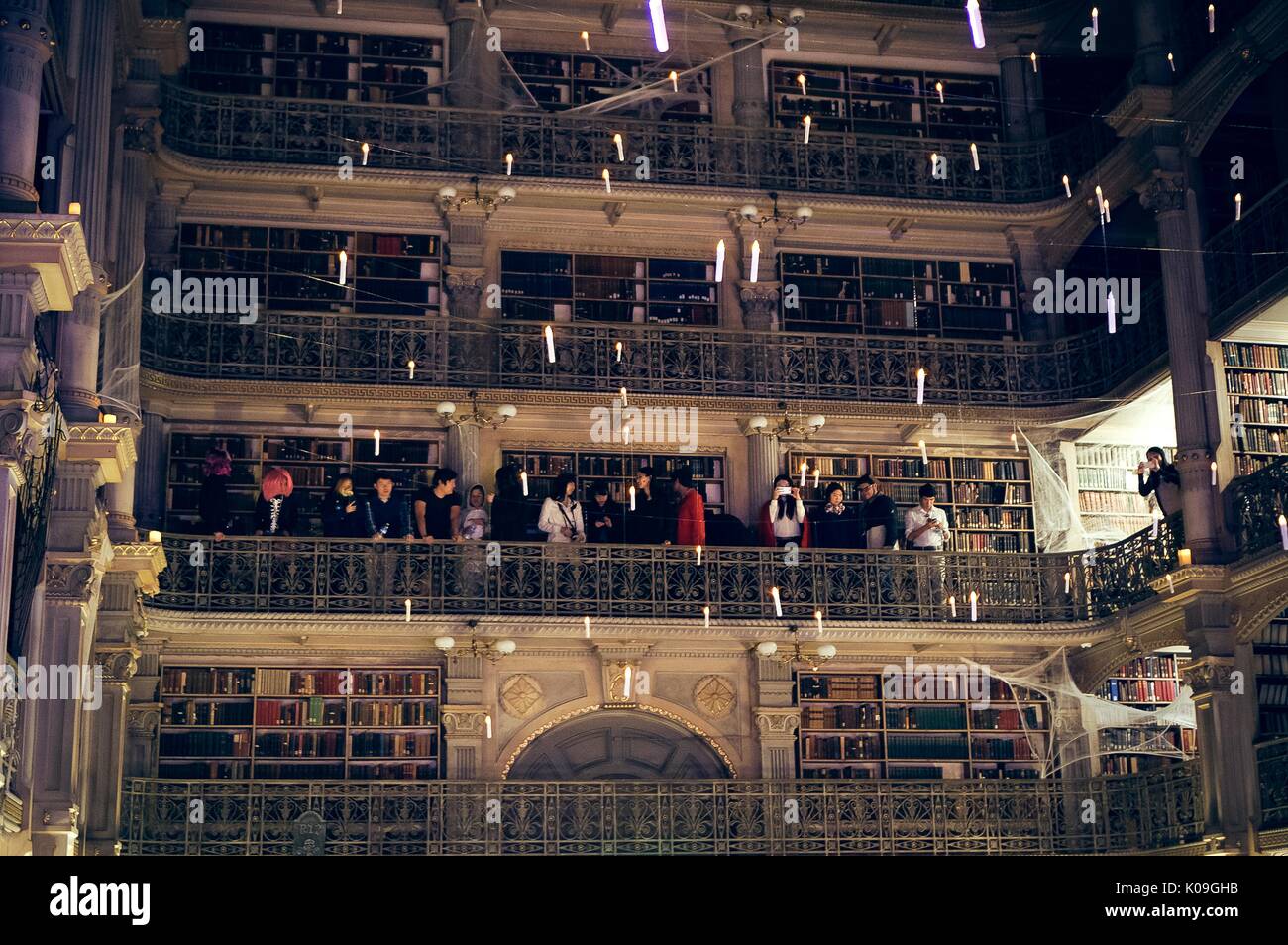 Auf der einen Seite der oberen Ebenen des George Peabody Library an der Johns Hopkins Universität, Studenten sind auf einer der Ebenen, 2015. Mit freundlicher Genehmigung von Eric Chen. Stockfoto