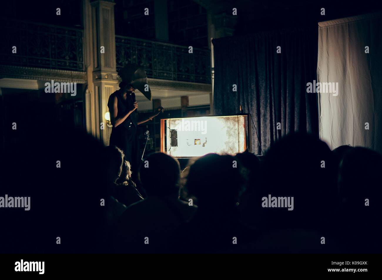 Ansicht eines Shadow Puppet Show aus der Mitte des Publikums, 2015. Mit freundlicher Genehmigung von Eric Chen. Stockfoto