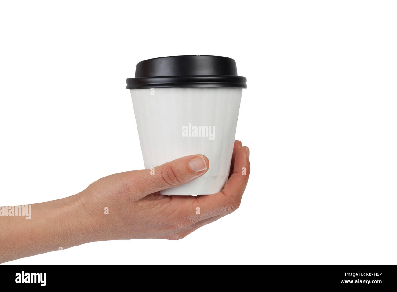 Weibliche Hand, die eine verfügbare weiß Kaffeetasse auf weißem Hintergrund mit Kopie Raum isoliert Stockfoto
