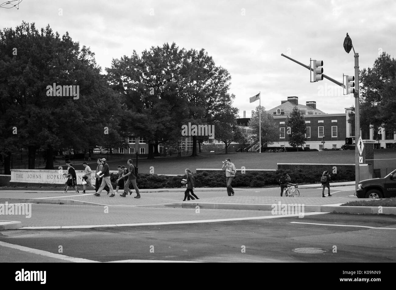 Studenten Kreuz Nord Charles Street vor dem Eingang Ost in den Homewood Campus von der Johns Hopkins University in Baltimore, Maryland, 2015. Mit freundlicher Genehmigung von Eric Chen. Stockfoto