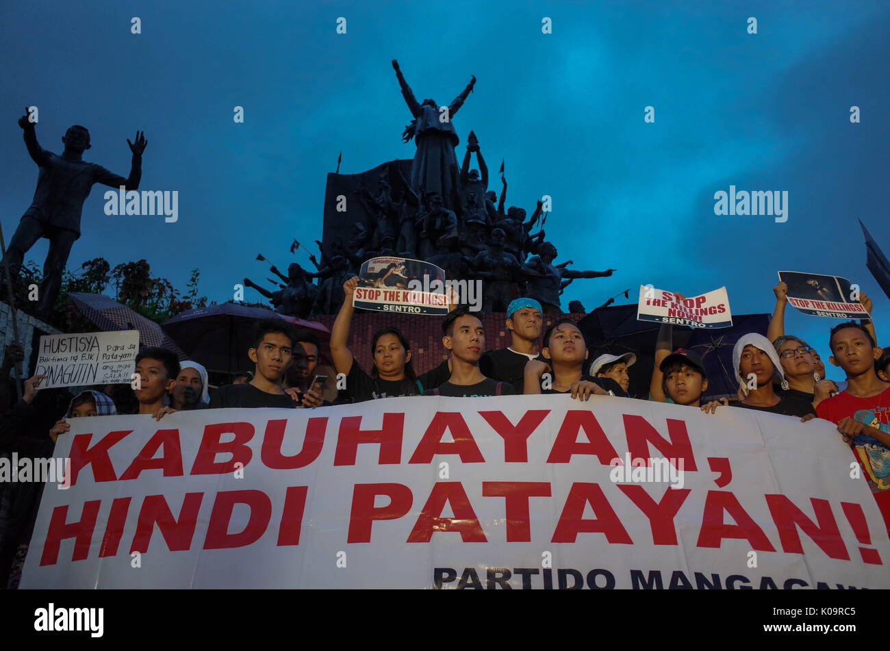 Philippinen. 21 Aug, 2017. Die Demonstranten halten Plakate und Slogans, die während einer Kundgebung gegen außergerichtliche Tötungen in Quezon City, östlich von Manila, Philippinen am Montag, den 21. August 2017. Der Tod von Kian Delos Santos, der von Polizisten in einem angeblichen Shootout getötet wurde, hat Proteste und Verurteilung von der Öffentlichkeit gegen angebliche außergerichtliche Tötungen auf Drogenkonsumenten und Drücker ausgelöst. Credit: Richard James M. Mendoza/Pacific Press/Alamy leben Nachrichten Stockfoto