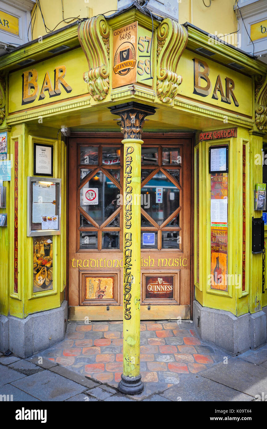 Gelber Balken in Dublin, Irland Stockfoto