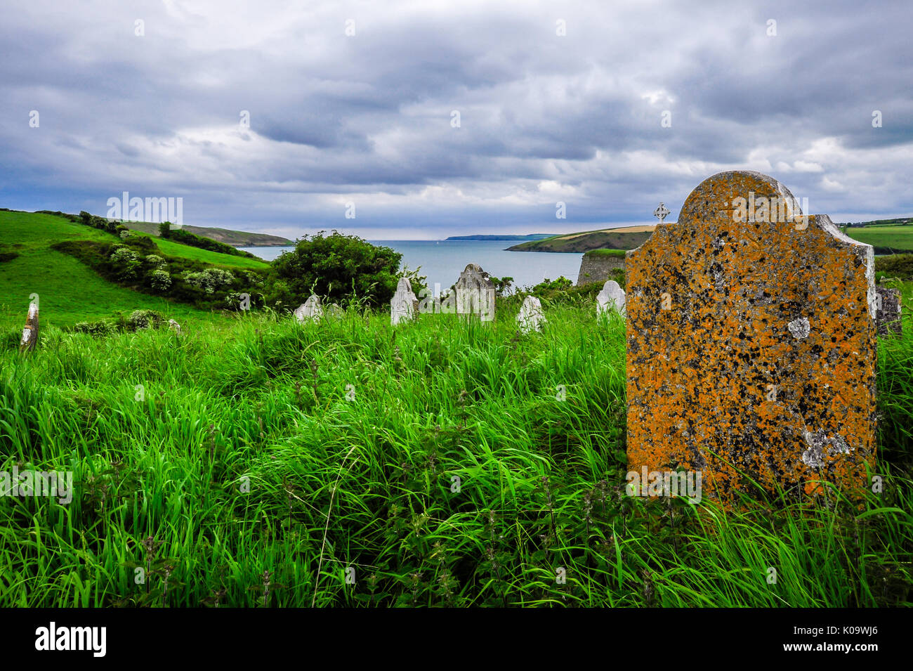 Grabsteine in einem kleinen Friedhof entlang Kinsale Harbour Stockfoto