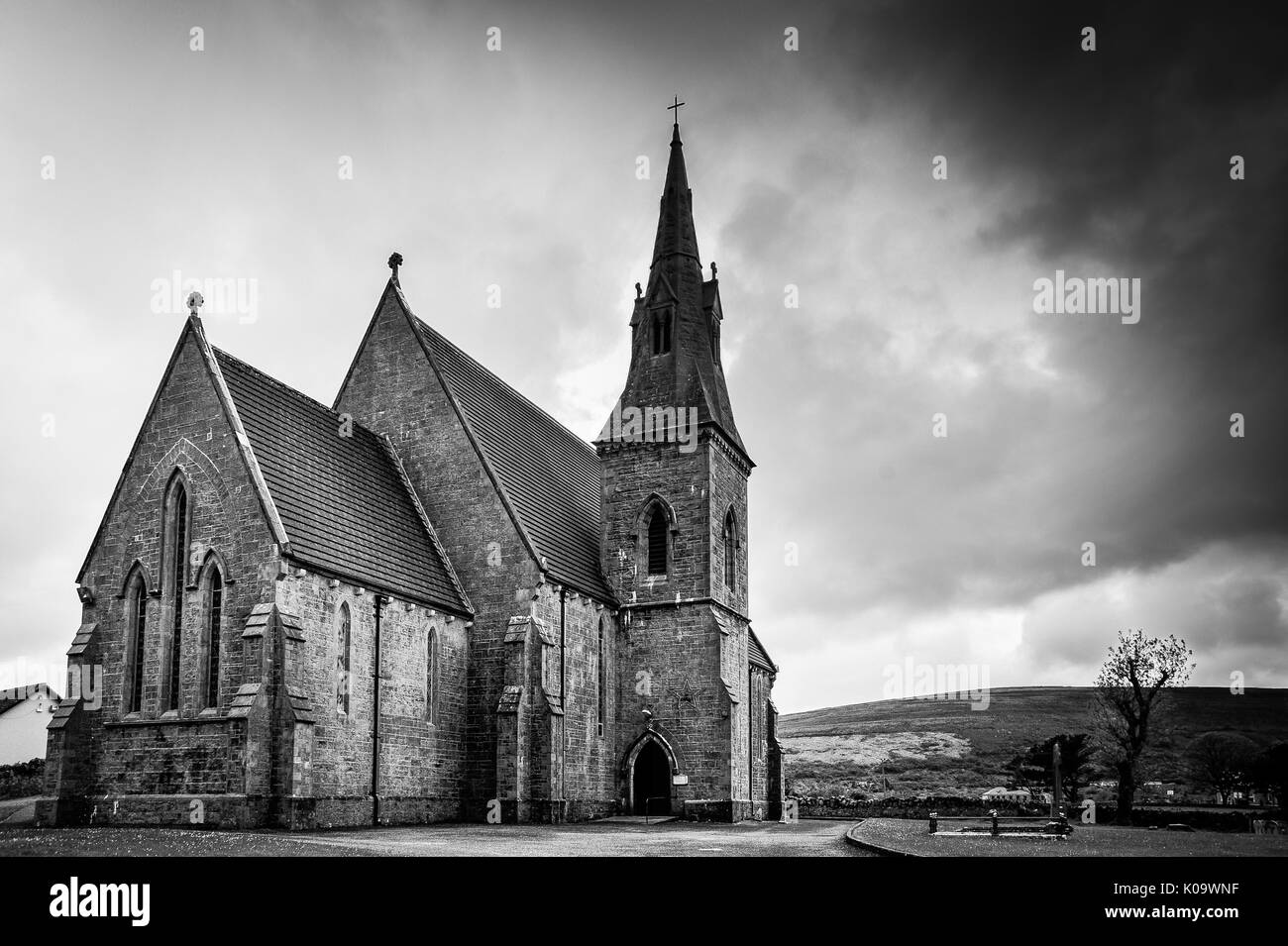 Alte Kirche und bedrohliche Gewitterwolken Stockfoto