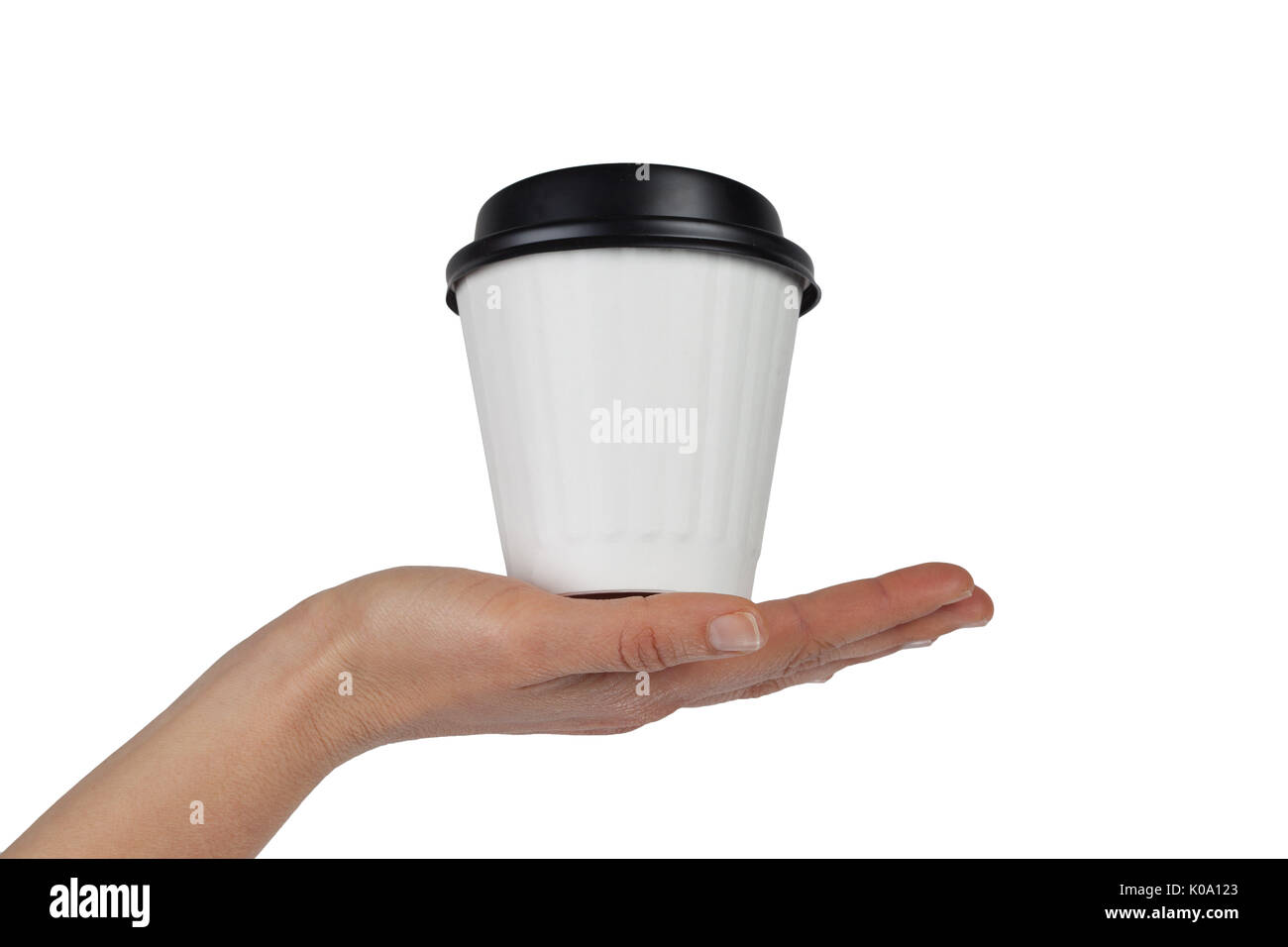 Weibliche hand mit weiß Einweg Kaffee Tasse im Palm auf Weiß mit Kopie Raum isoliert Stockfoto