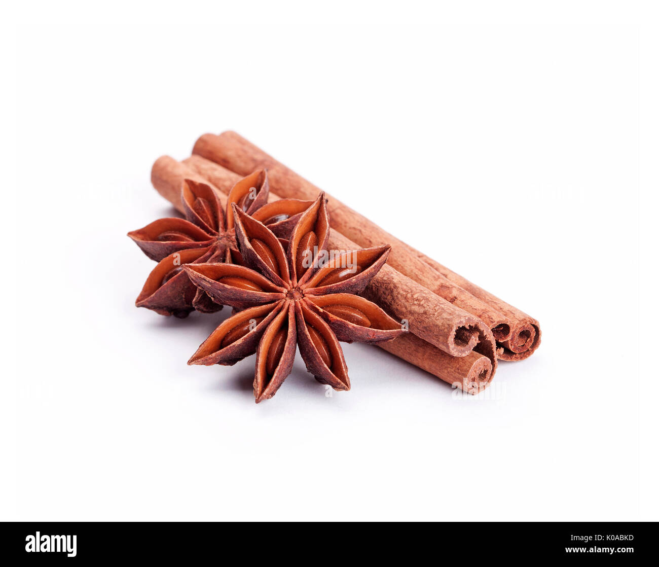 Zimtstange und Sternanis Gewürz auf weißem Hintergrund, Nahaufnahme Stockfoto