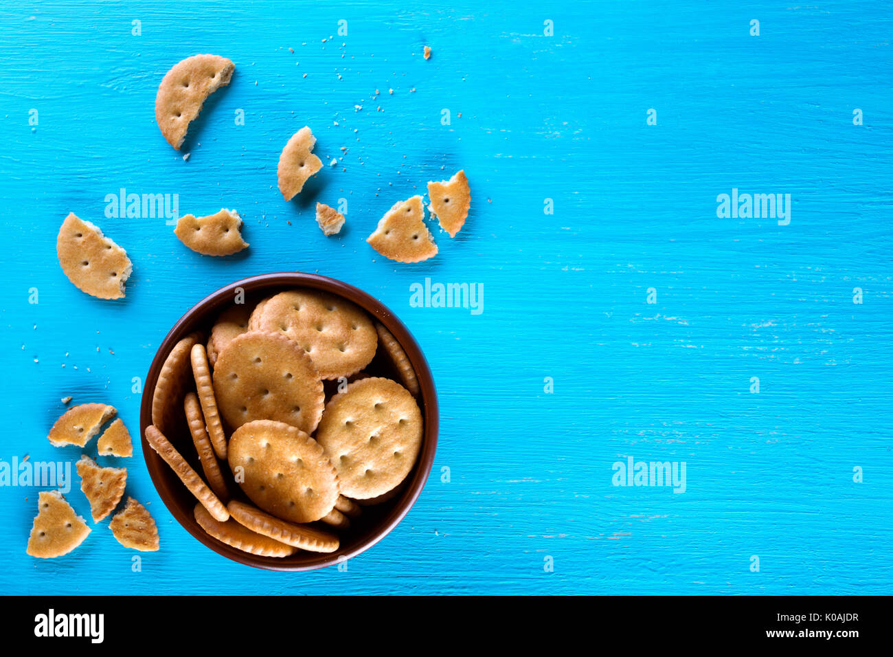 Eine Schüssel mit knusprigen Kekse auf einem blauen Hintergrund Stockfoto