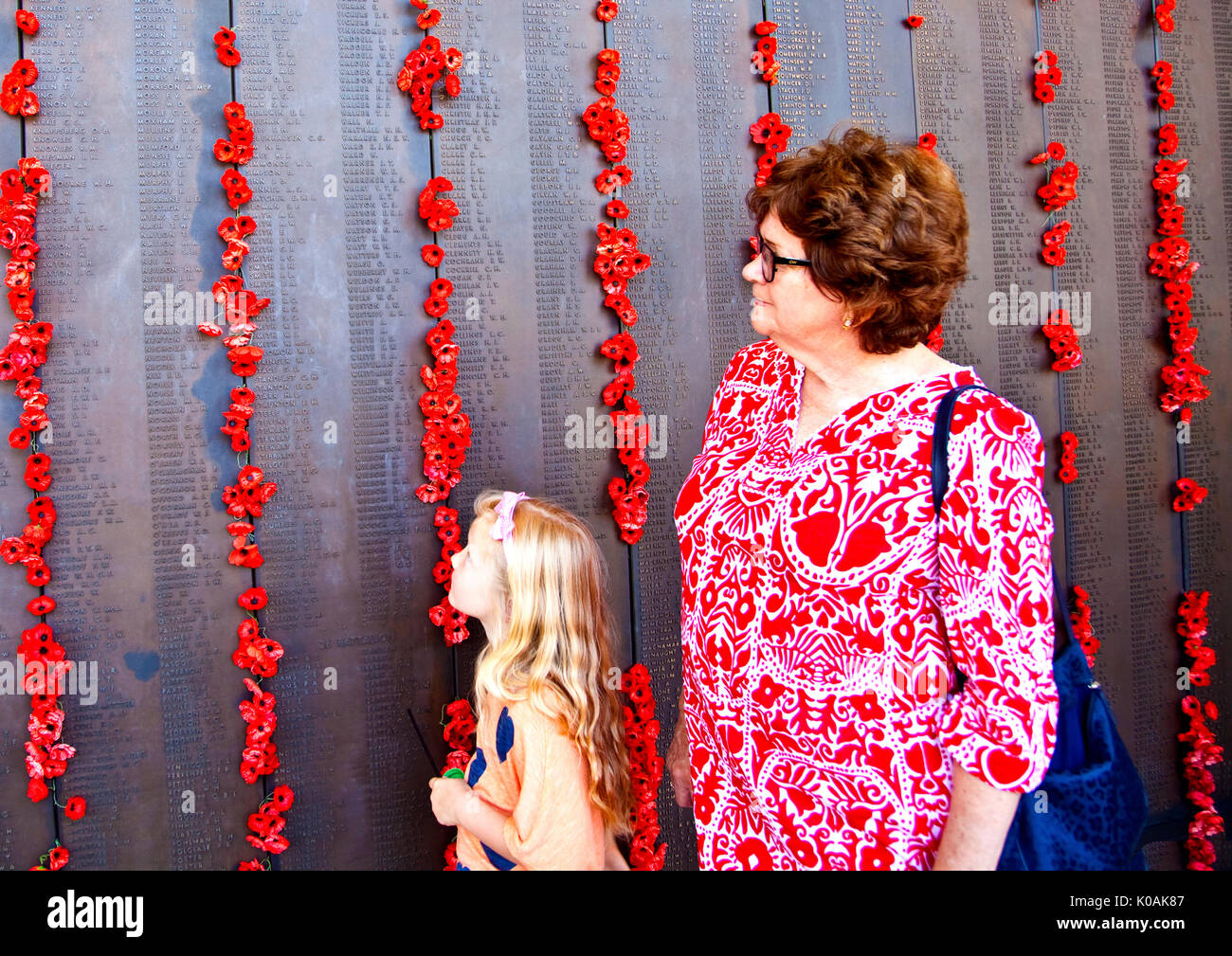 Großmutter und Enkelin untersuchen Rolle der Ehre an Australian War Memorial in Canberra, Australiens Hauptstadt Stockfoto