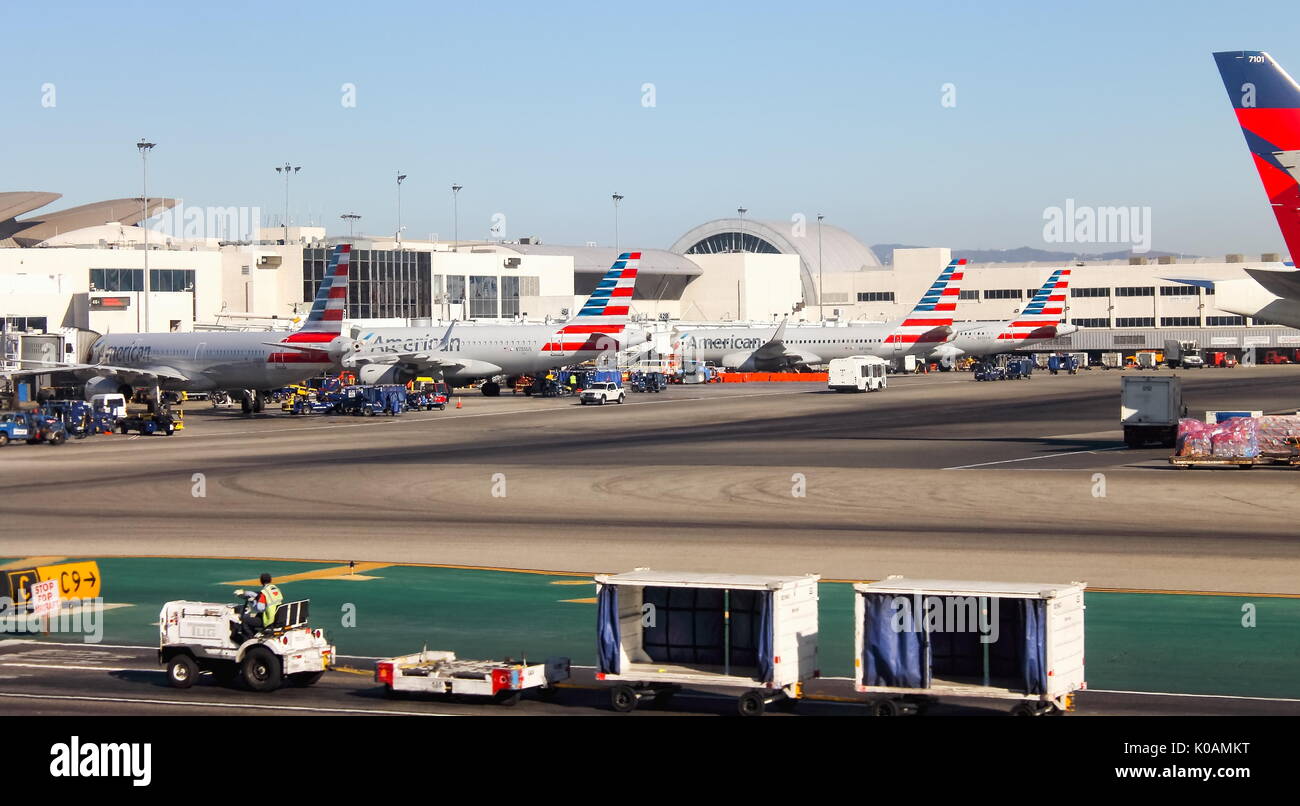 Los Angeles, USA - 25. September 2016: Flugzeuge aufgereiht werden für Flüge in Los Angeles International (LAX) Airport vorbereitet Stockfoto