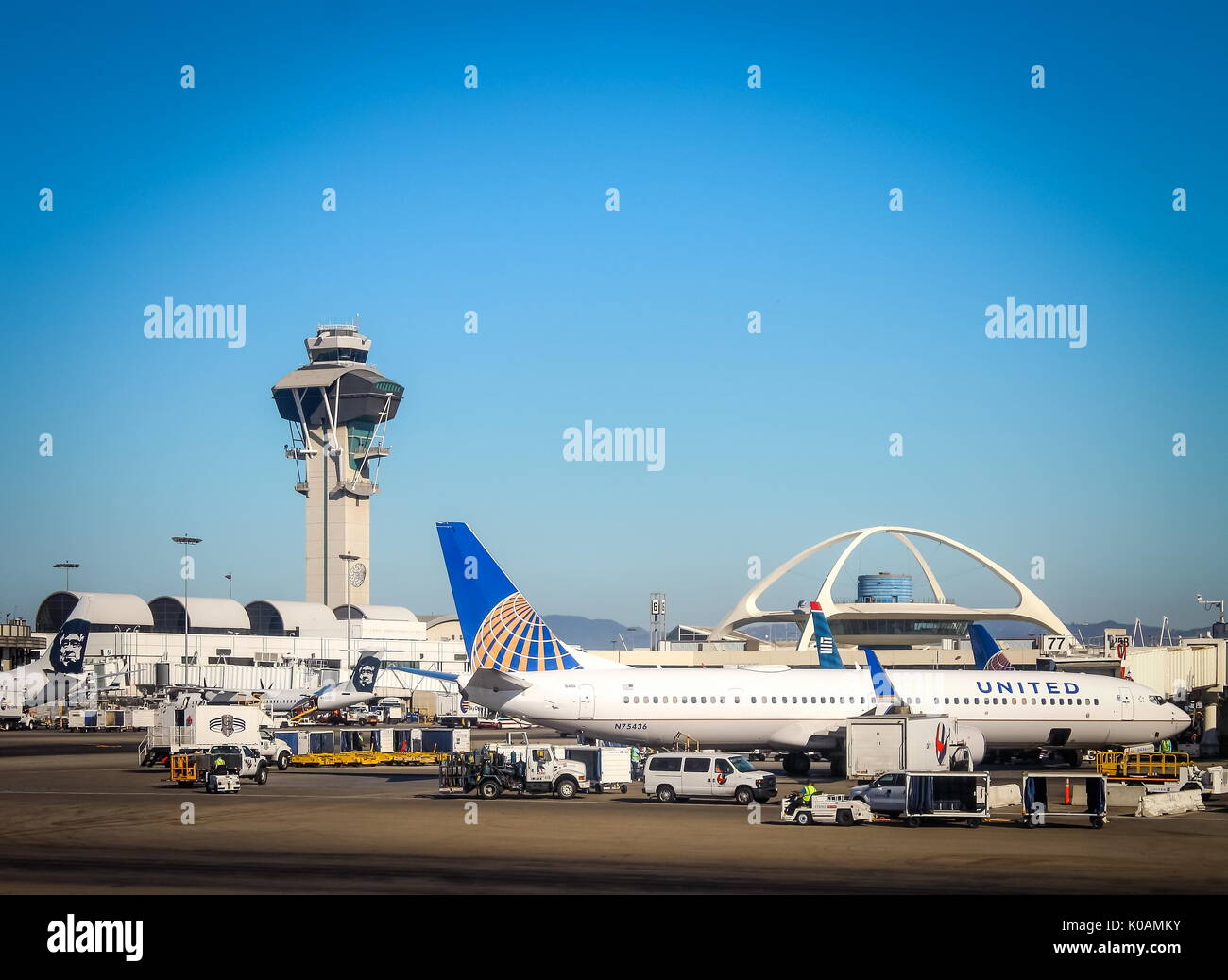 Los Angeles, USA - 25. September 2016: Flugzeuge aufgereiht werden für Flüge in Los Angeles International (LAX) Airport vorbereitet Stockfoto