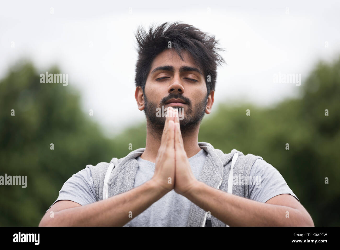 Porträt der jungen Inder Yoga Übung in Park Stockfoto