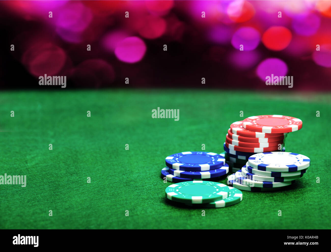 Casino Hintergrund und Chips, Poker chips auf einem grünen Tisch. Poker spiel Konzept Stockfoto