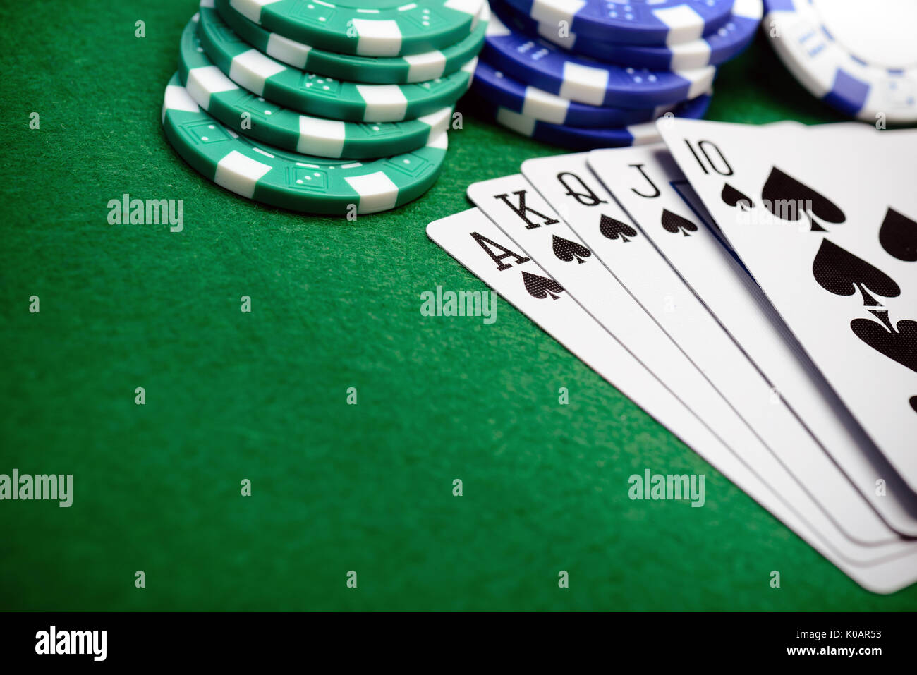 Poker chips und ein straight Flush hand mit Platz für Ihren Text kopieren Stockfoto