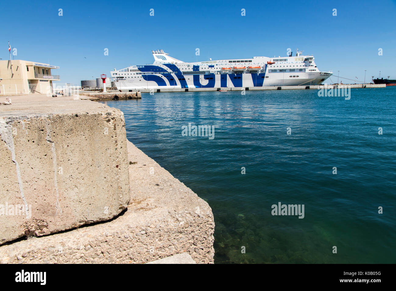 Die majestätische, einem mediterranen Fährschiff der Grandi Navi Veloci im Hafen von Sete, Frankreich betrieben Stockfoto