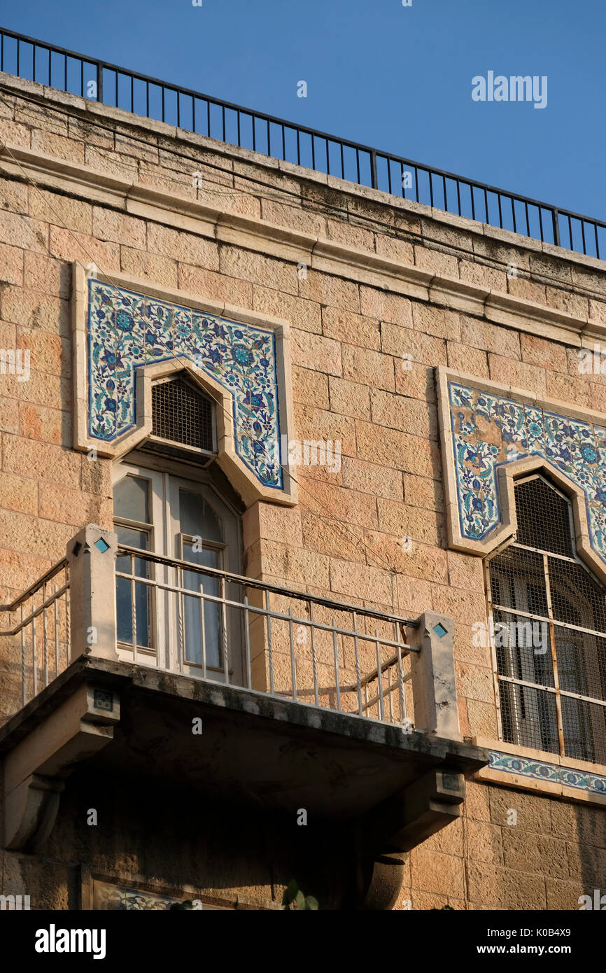 Fassade des Al-Araj Wohnhauses, erbaut von einem wohlhabenden arabischen Geschäftsmann mit armenischen Keramikplatten dekoriert auf 3 Queen Helena oder Heleni Hamalka Straße West Jerusalem Stockfoto