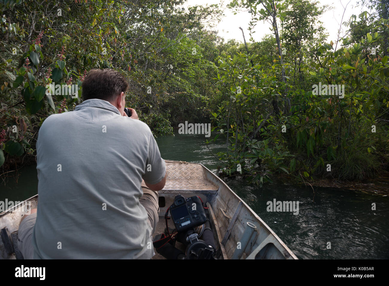 Person fotografieren einen kleinen Bach im Zentrum von Brasilien Stockfoto