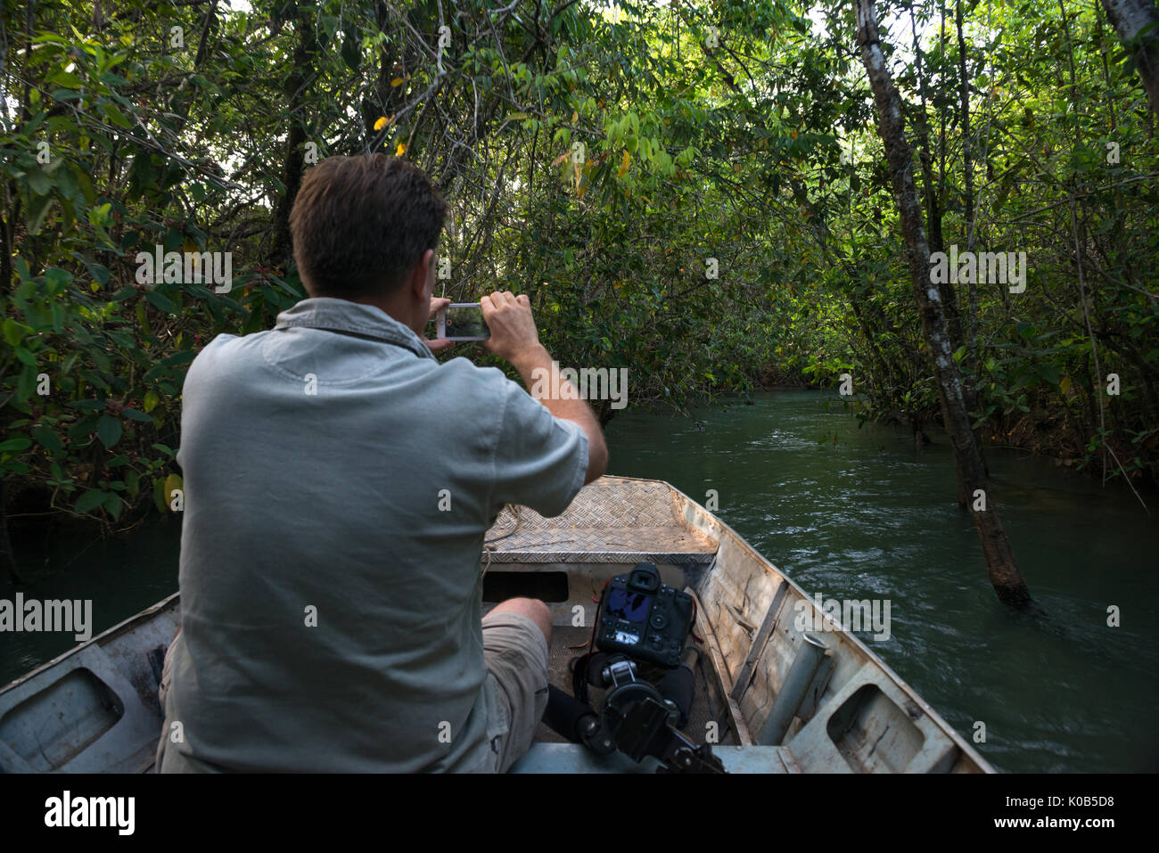 Person, die mit einem iphone Ein kleiner Fluß in der Mitte von Brasilien zu schießen Stockfoto