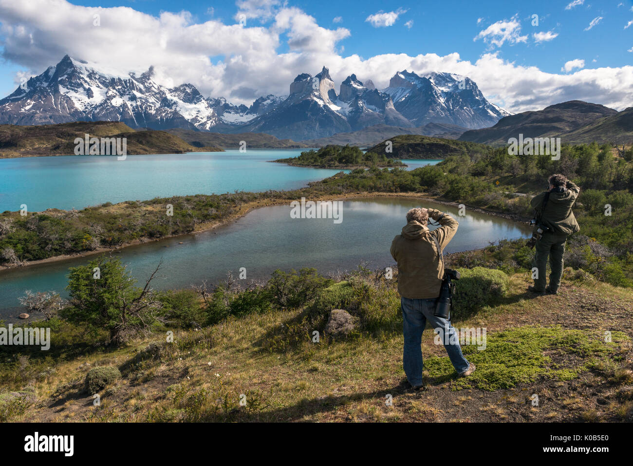 Fotografen schießen die Landschaft des Torres del Paine Stockfoto