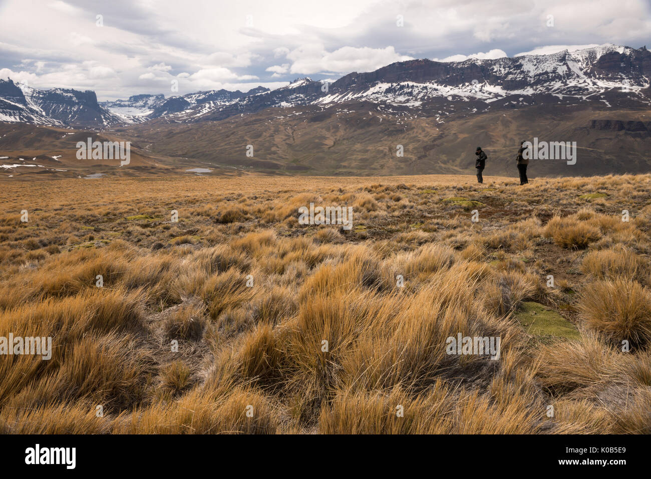 Wanderer erkunden Sierra Baguales in Patagonien Stockfoto
