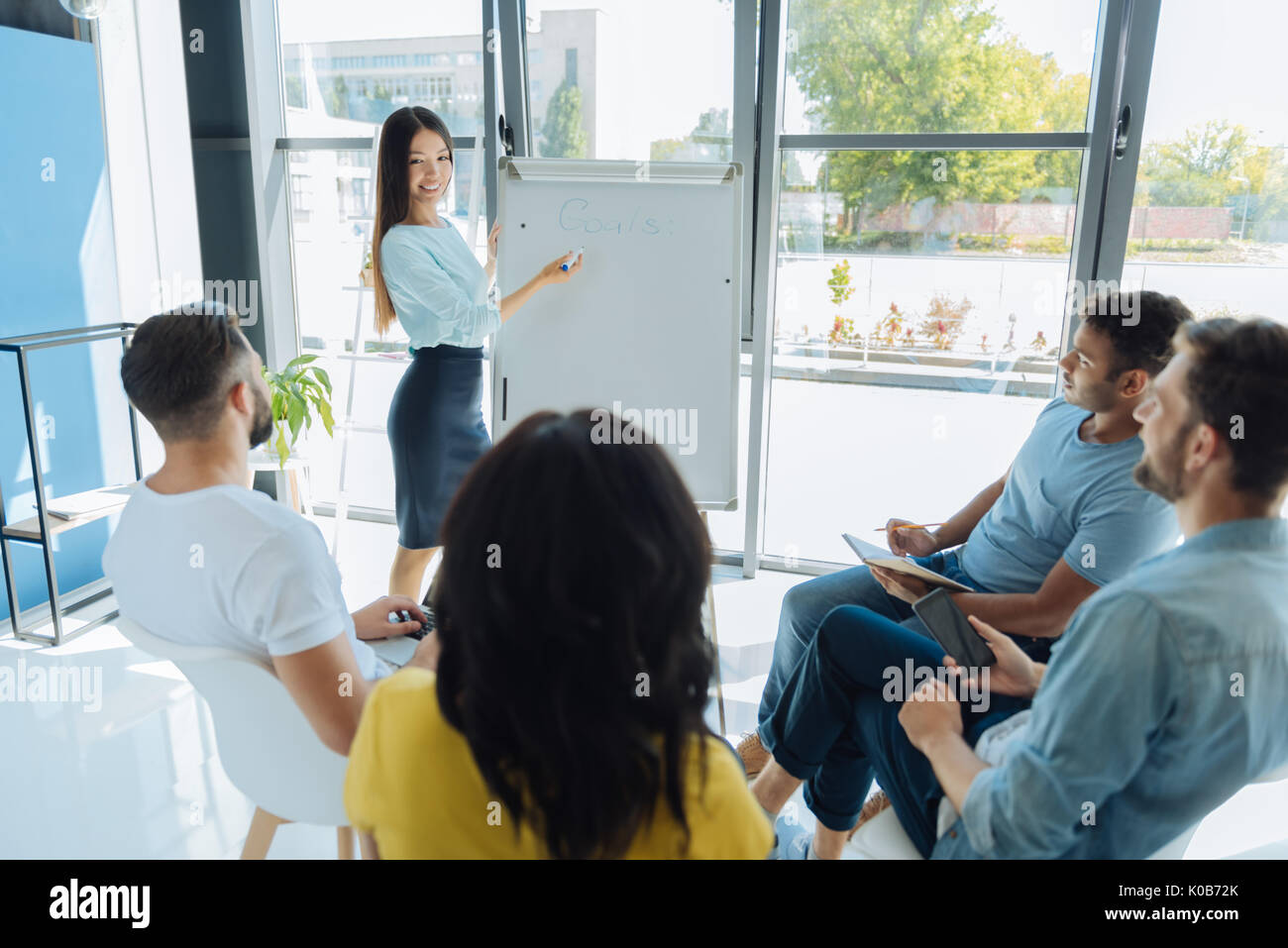 Attraktive junge Frau, die Darstellung von Informationen Stockfoto