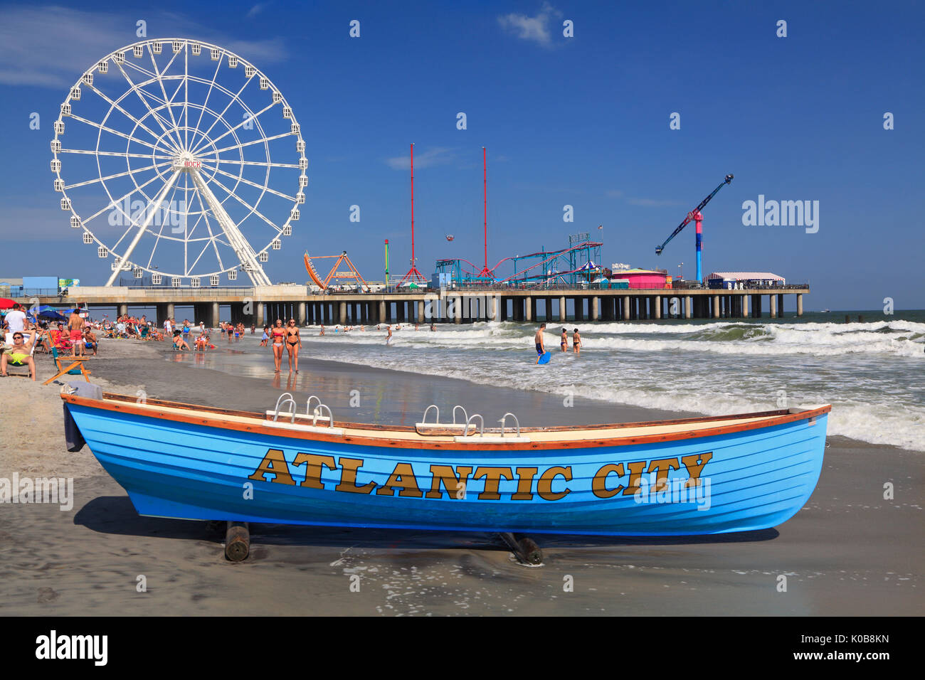 ATLANTIC CITY, NEW JERSEY - 19. AUGUST 2017: Boot Rettungsschwimmer, Strand und Steel Pier in Atlantic City. In den 1800er Jahren als Kurort, heute gegründet Stockfoto