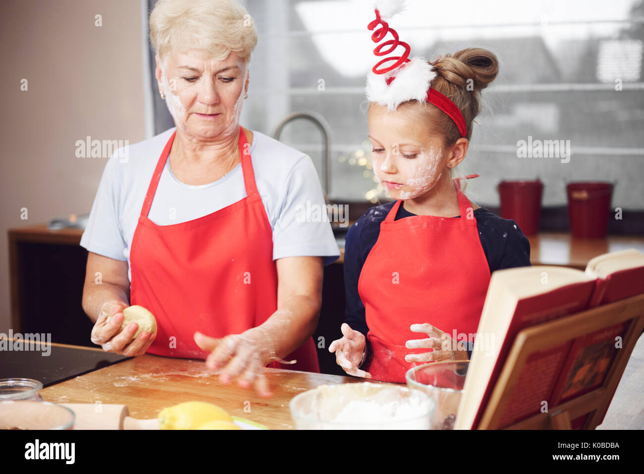 Großmutter und Enkelin Teig in der Küche Stockfoto