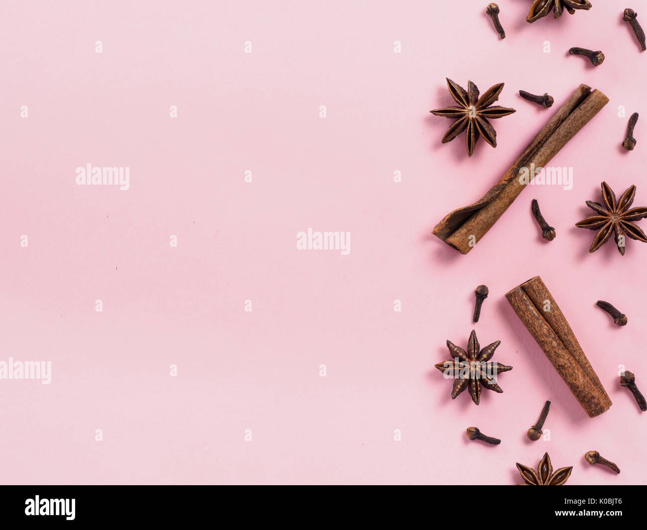 Marshmallows auf rosa Hintergrund mit Copyspace Stockfoto