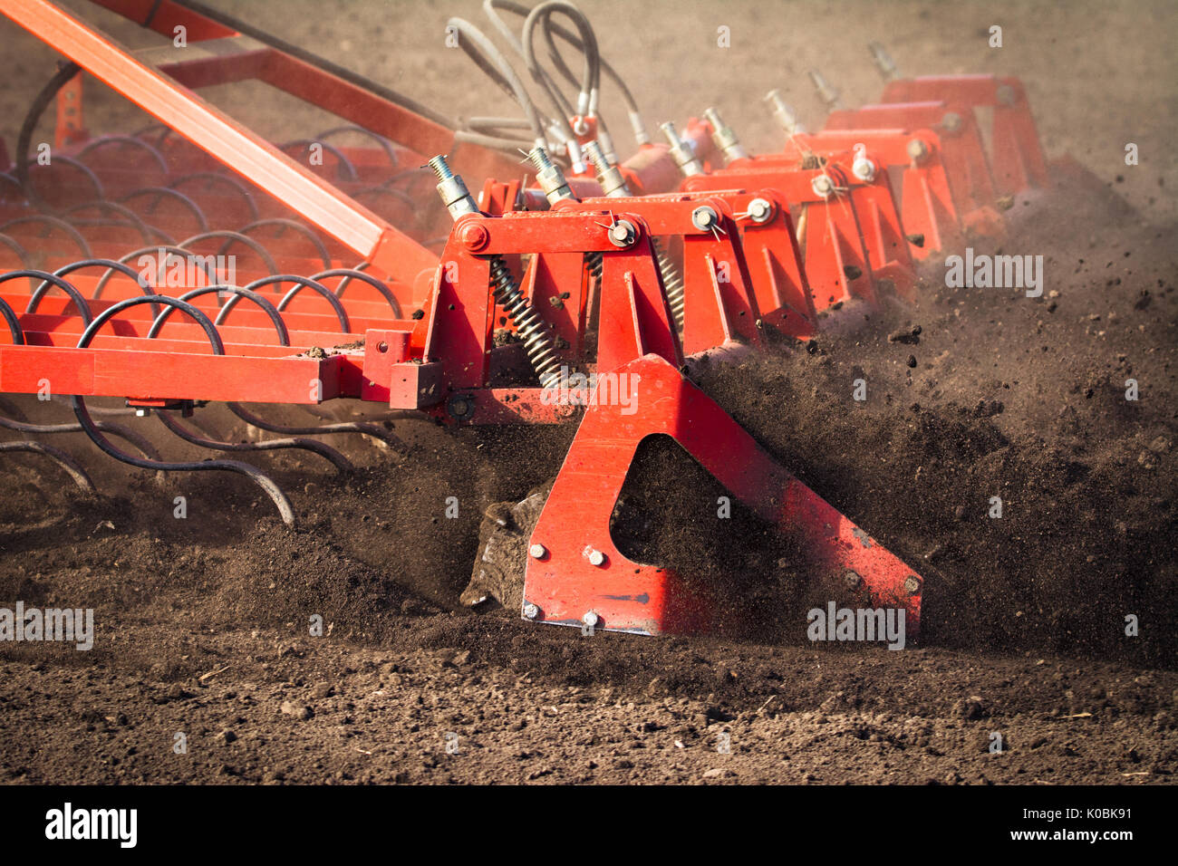 Bauer im Traktor Vorbereitung land mit saatbeet Kultivator im frühen Frühjahr Stockfoto