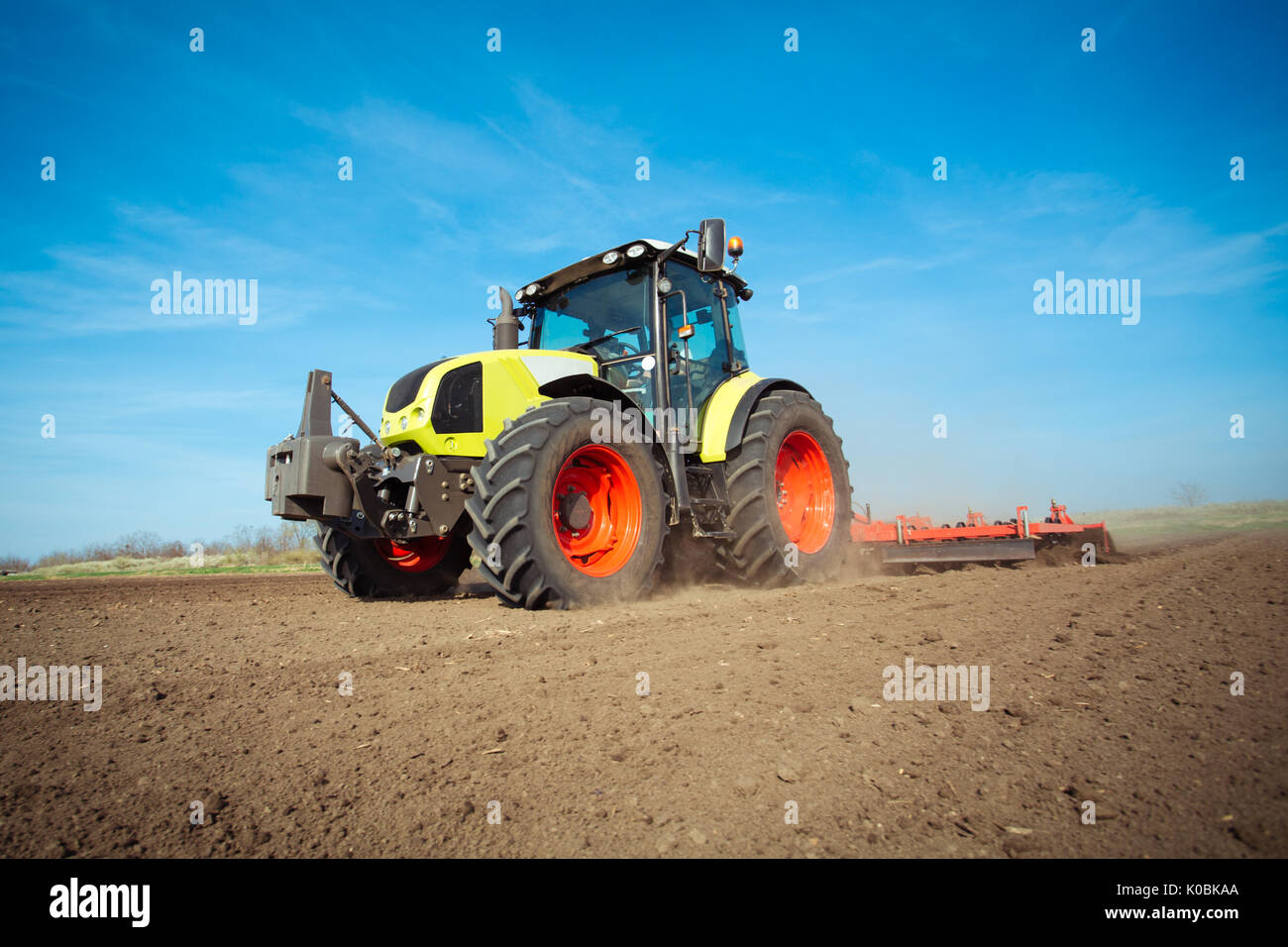 Landwirt in Vorbereitung der Flächen mit Saatbeet Grubber Traktor Stockfoto