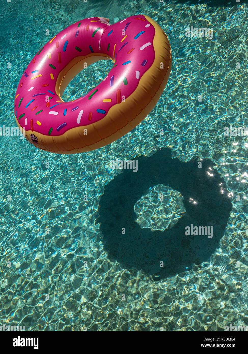 Bunte pool float geformt wie ein gebissen Donut Stockfotografie - Alamy