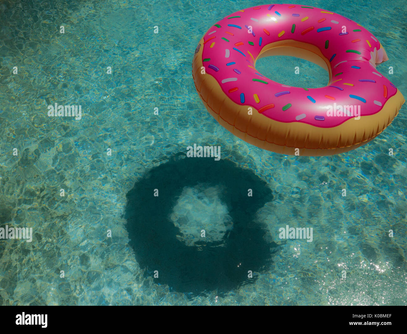 Bunte pool float geformt wie ein gebissen Donut Stockfoto