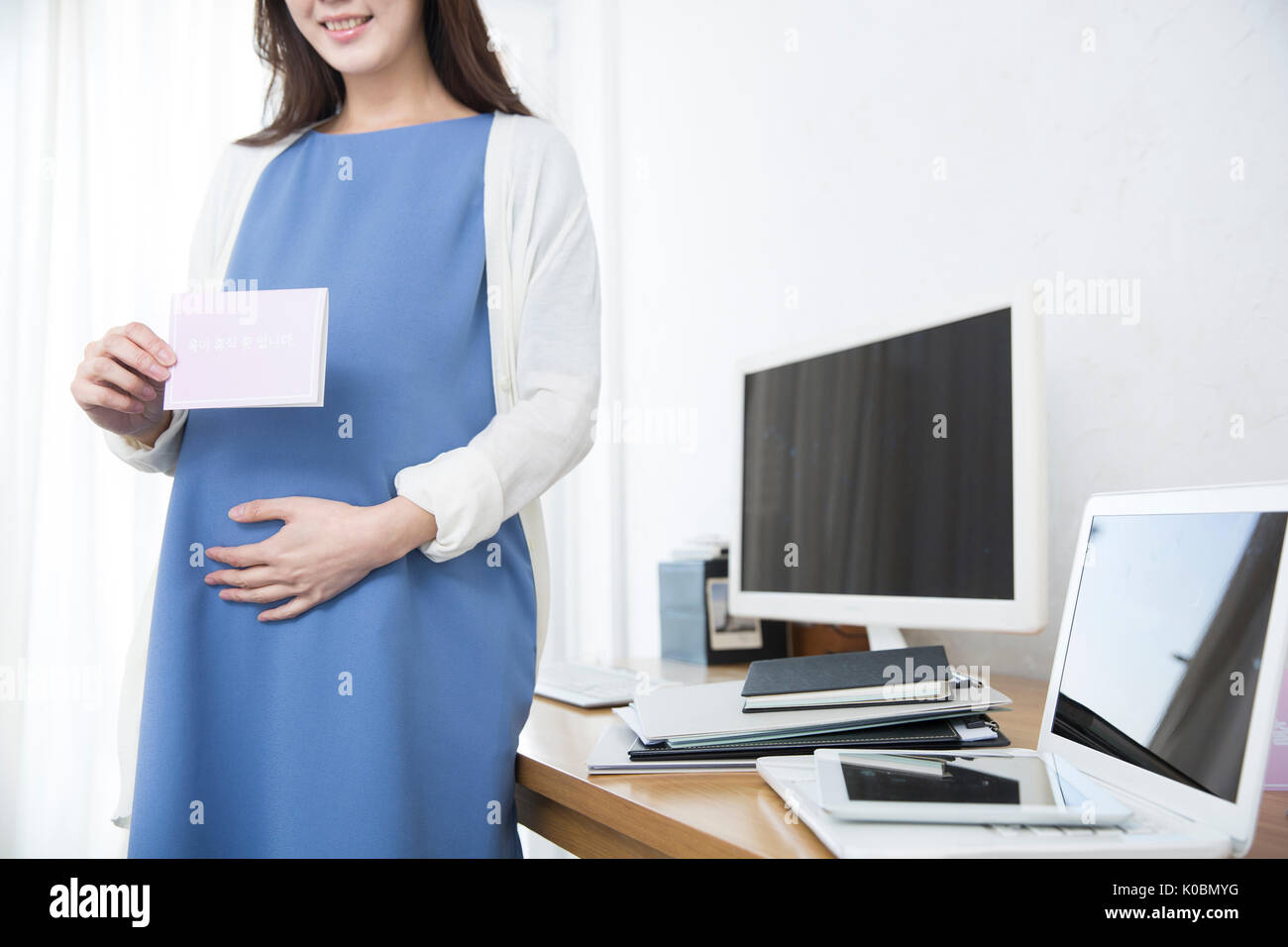 Lächelnd schwangere Frau auf Mutterschaftsurlaub Stockfoto