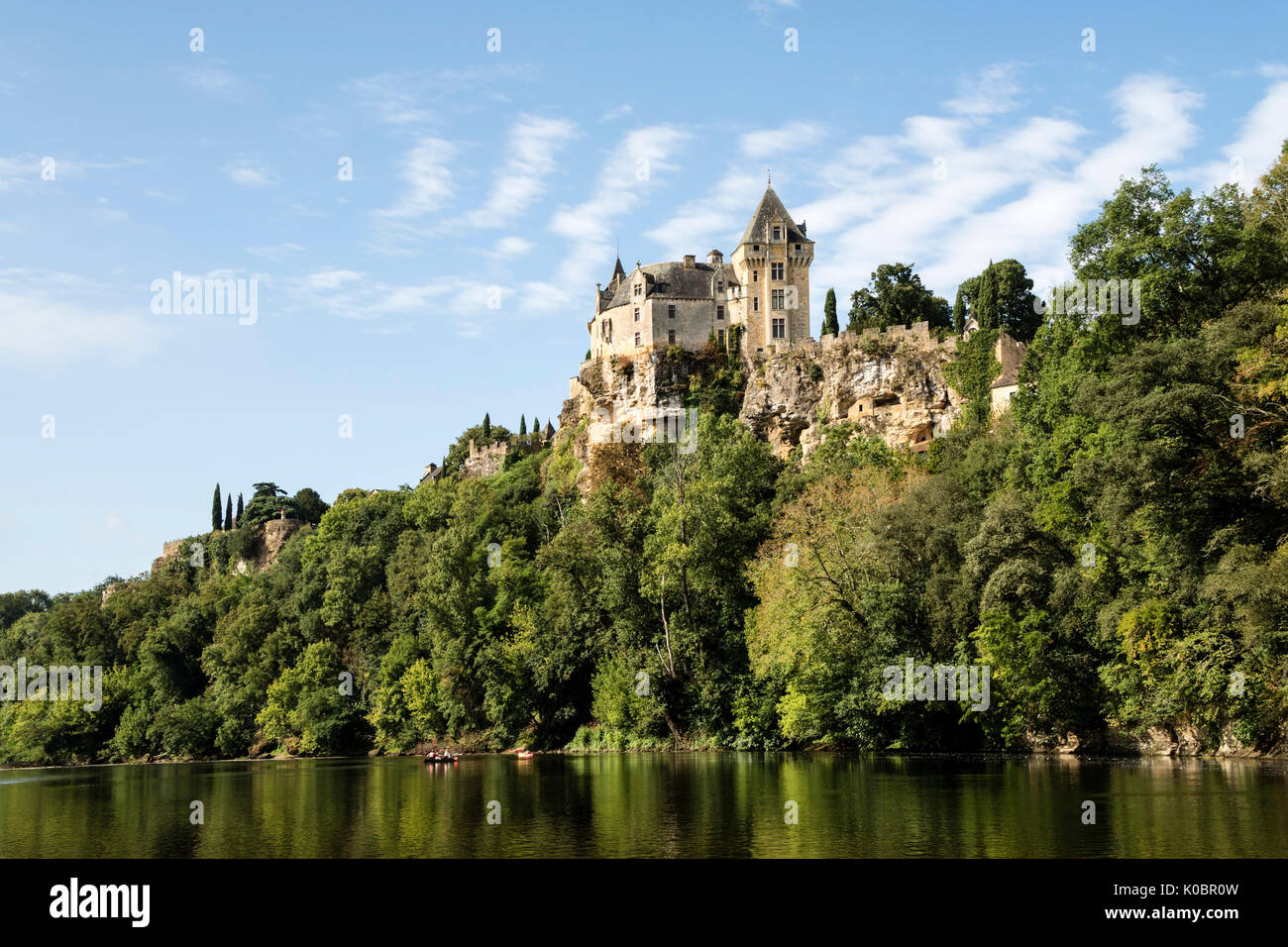 Das Chateau de Montfort über dem Fluss Dordogne, Aquitaine, Frankreich, Europa. Stockfoto